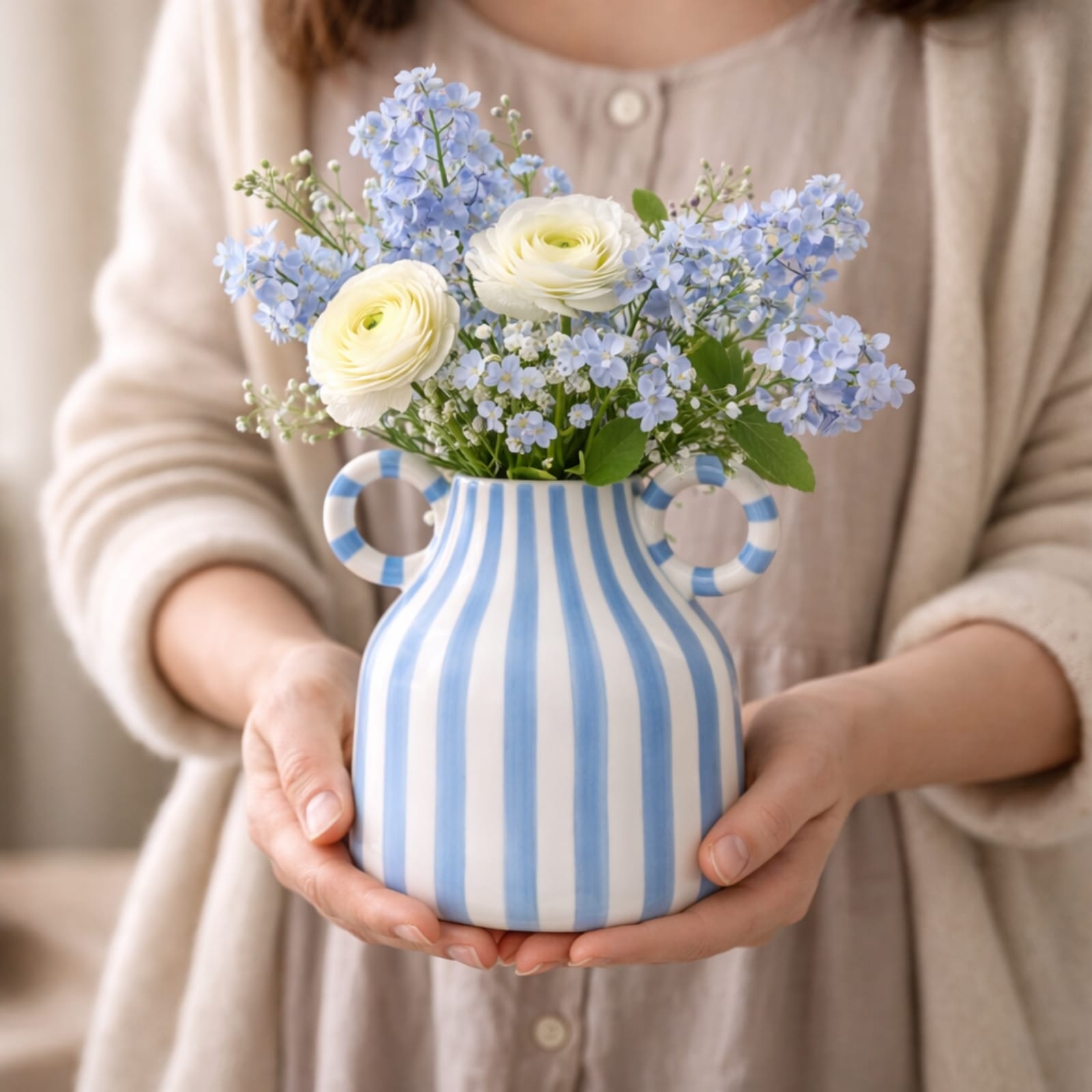 Vase rayé noir et blanc​ | Vase décoratif moderne Image