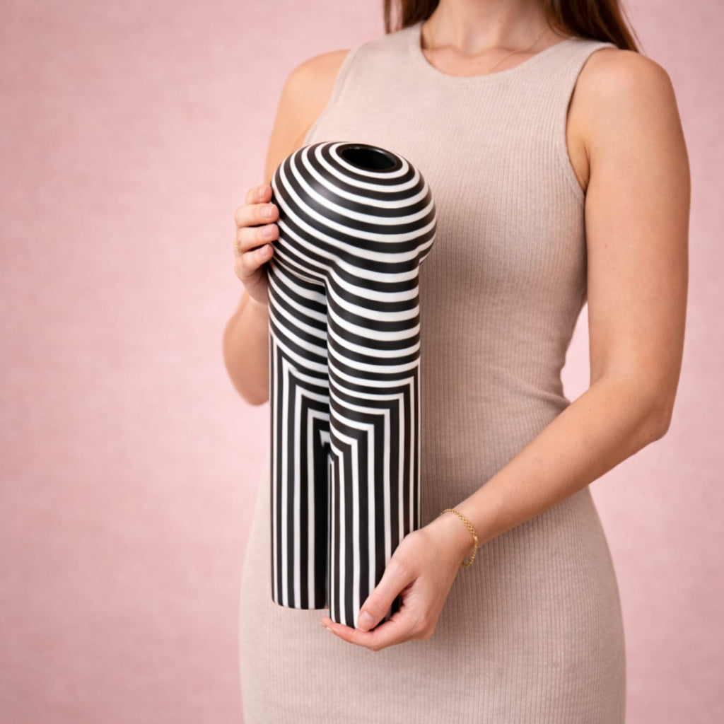 Vase résine rayé noir et blanc
