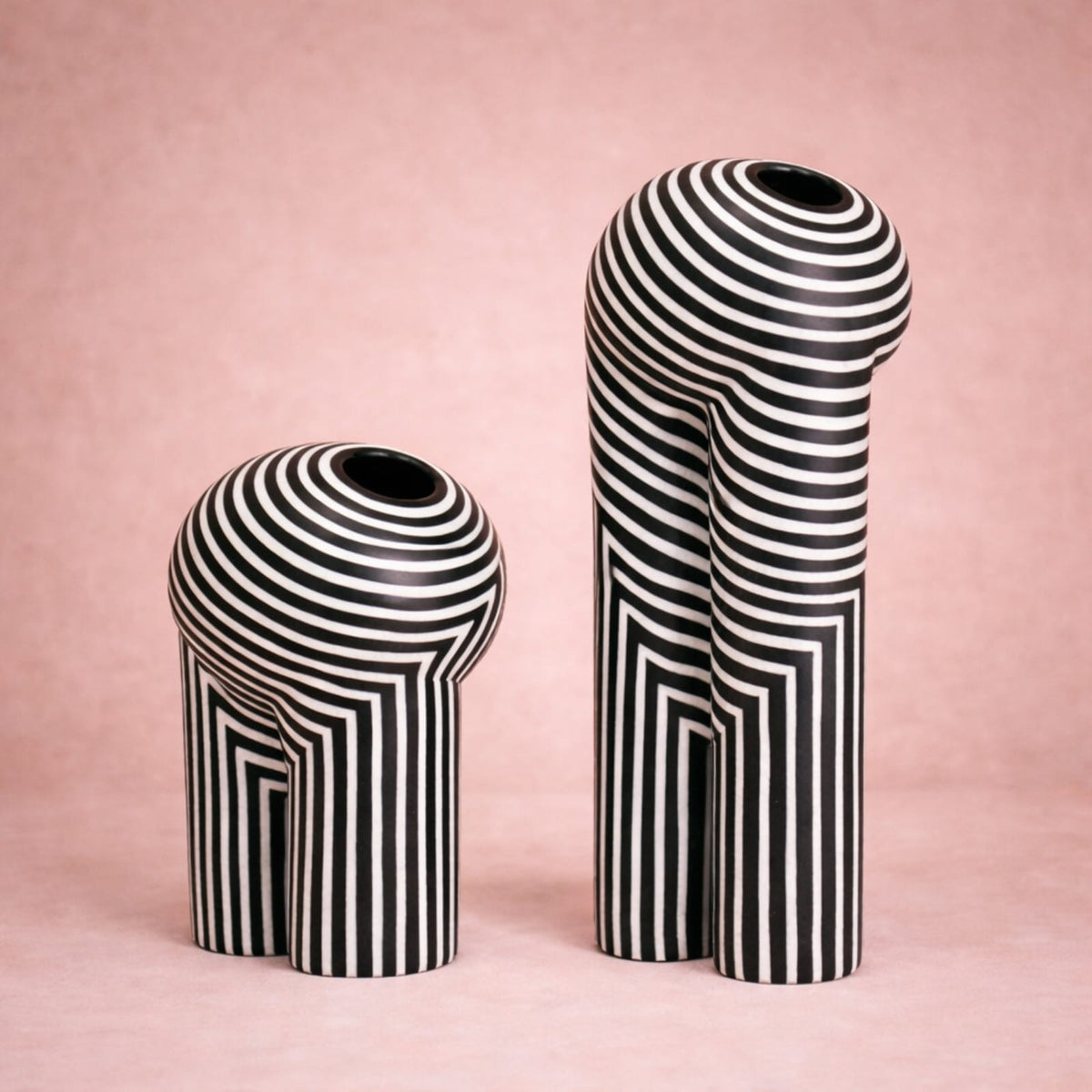 Vase résine rayé noir et blanc