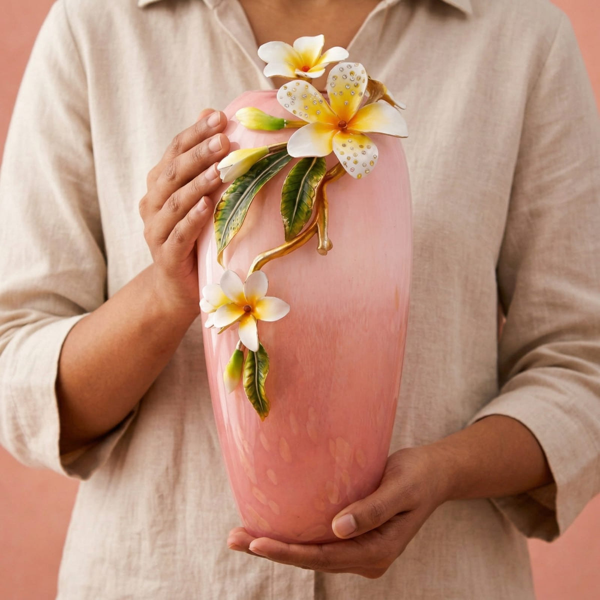 Vase rose en verre émaillé de luxe avec ornements