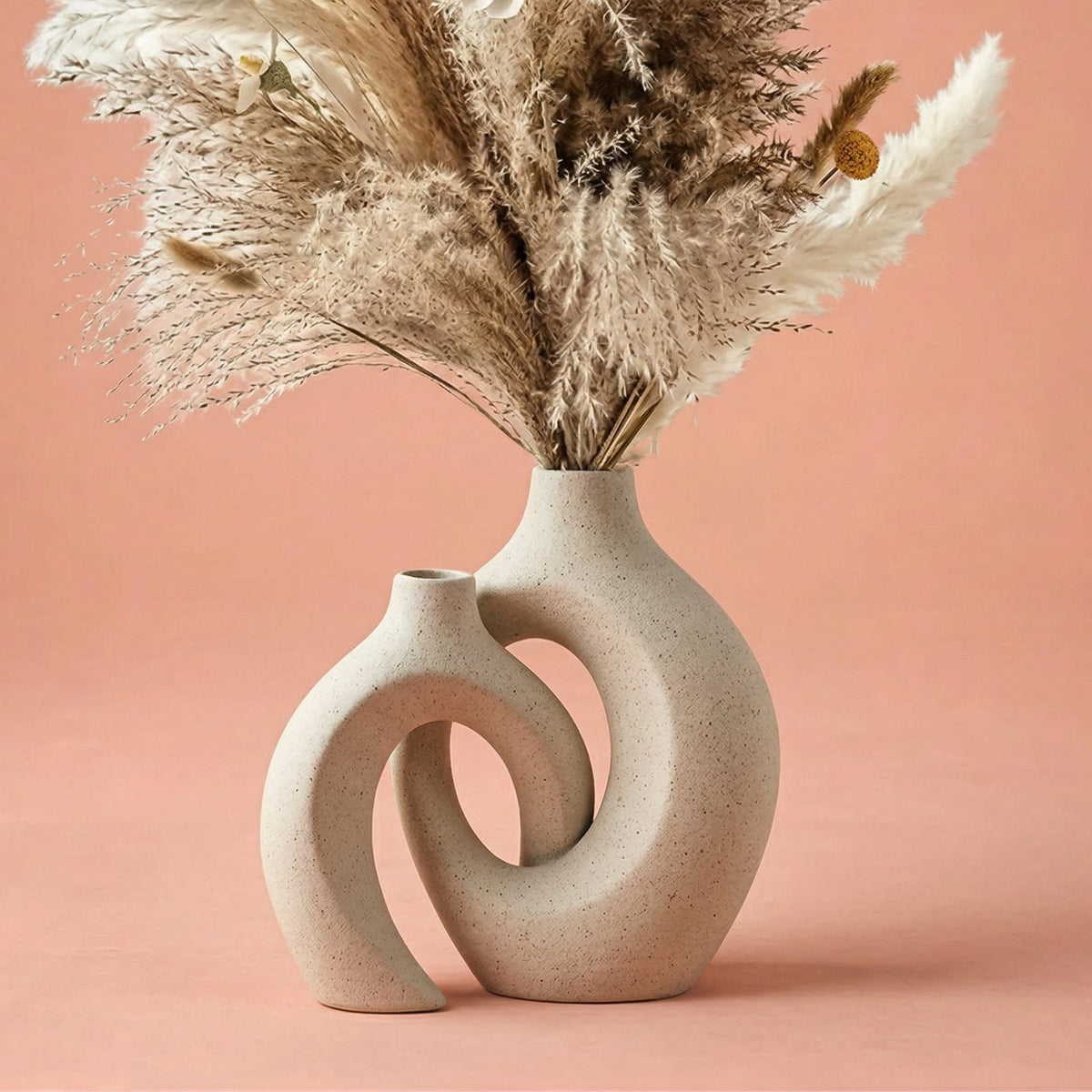 Vases en céramique moderne entrelacés