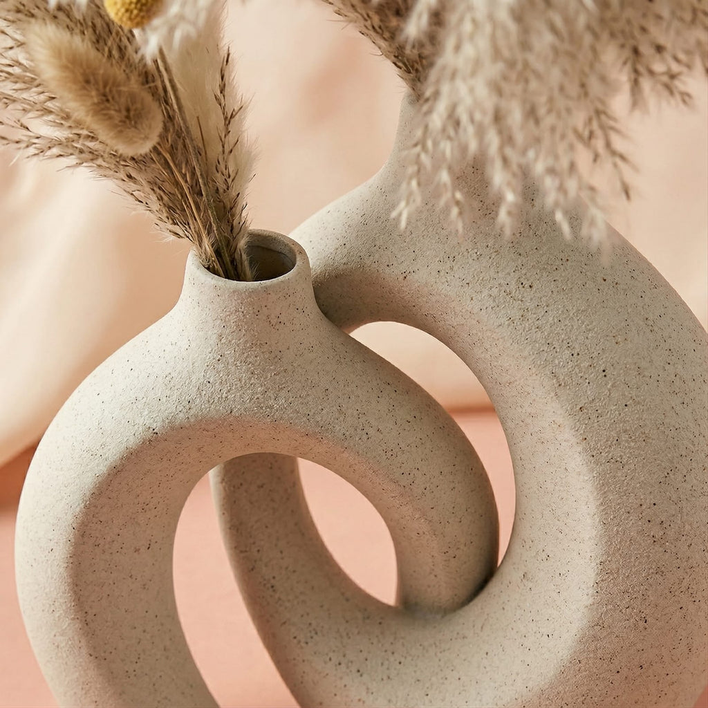 Vases en céramique moderne entrelacés
