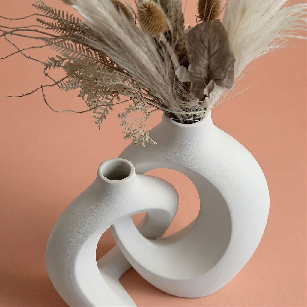Vases en céramique moderne entrelacés en plastique